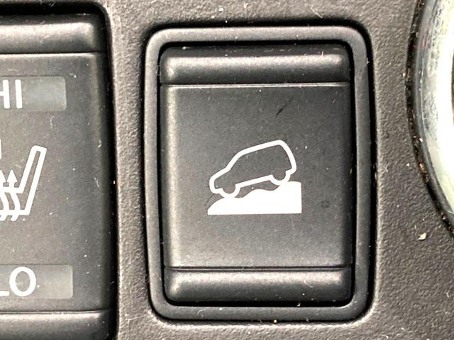 エクストレイル ２０Ｘ　ハイブリッド　エマージェンシーブレーキＰ　純正９型ナビ　後席モニター　バックカメラ　衝突軽減　禁煙車　電動リアゲート　コーナーセンサー　スマートキー　ＬＥＤヘッド　ルーフレール　ビルトインＥＴＣ　純正１７インチアルミ　オートライト（60枚目）