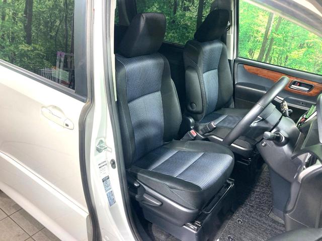 ヴォクシー ZS サンルーフ 両側電動ドア 純正9型ナビ 後席モニター バックカメラ 寒冷地仕様 禁煙車 スマートキー LEDヘッド ビルトインETC 純正16インチアルミ オートライト デュアルエアコン(7枚目)