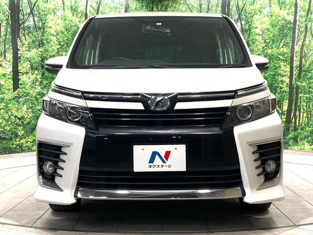 ヴォクシー ZS サンルーフ 両側電動ドア 純正9型ナビ 後席モニター バックカメラ 寒冷地仕様 禁煙車 スマートキー LEDヘッド ビルトインETC 純正16インチアルミ オートライト デュアルエアコン(14枚目)