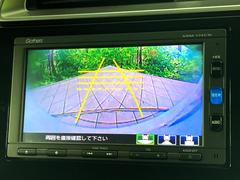 【バックカメラ】駐車時に後方がリアルタイム映像で確認できます。大型商業施設や立体駐車場での駐車時や、夜間のバック時に大活躍！運転スキルに関わらず、今や必須となった装備のひとつです！ 4