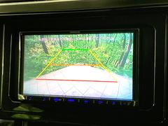 【バックカメラ】駐車時に後方がリアルタイム映像で確認できます。大型商業施設や立体駐車場での駐車時や、夜間のバック時に大活躍！運転スキルに関わらず、今や必須となった装備のひとつです！ 4