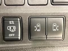 【ハンズフリー機能付き両側パワースライドドア】スライドドアの下に足先を入れてすぐ引くと、自動的にスライドドアが開閉します！荷物で両手がふさがった状態でも、ドアの開閉ができてとっても便利！ 5
