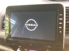 【大画面ナビ】人気の大型１０インチナビを装備。存在感のある大画面はインパクト大！ナビ利用時のマップ表示は見やすく、テレビやＤＶＤは臨場感がアップ！いつものドライブがグッと楽しくなります♪ 3