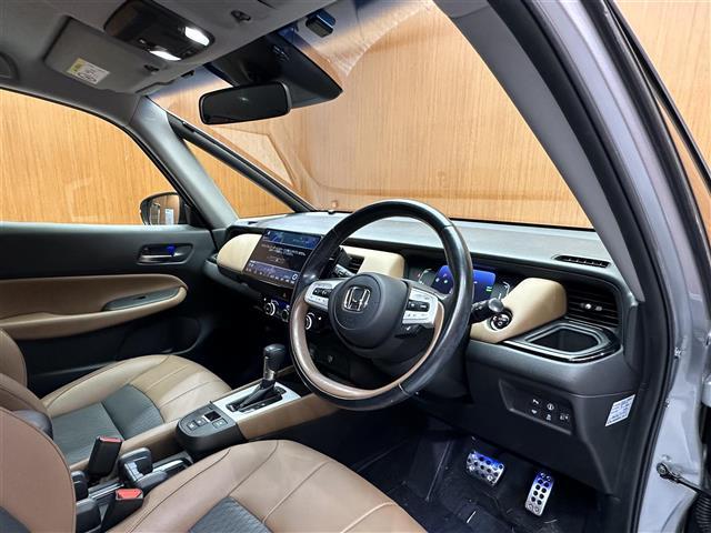フィット ｅ：ＨＥＶリュクス　禁煙車　１０インチナビ　バックカメラ　フルセグテレビ　ホンダセンシング　ＥＴＣ　前後純正ドライブレコーダー電動パーキングブレーキ　オートホールド　純正フロアマット　純正１６インチアルミホイール（2枚目）