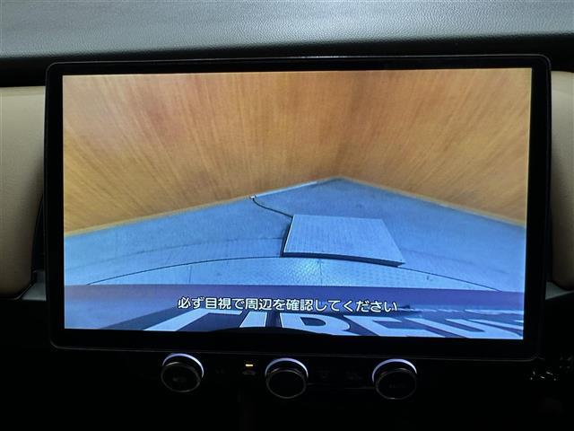 フィット ｅ：ＨＥＶリュクス　禁煙車　１０インチナビ　バックカメラ　フルセグテレビ　ホンダセンシング　ＥＴＣ　前後純正ドライブレコーダー電動パーキングブレーキ　オートホールド　純正フロアマット　純正１６インチアルミホイール（7枚目）
