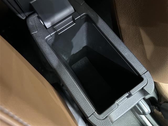 フィット ｅ：ＨＥＶリュクス　禁煙車　１０インチナビ　バックカメラ　フルセグテレビ　ホンダセンシング　ＥＴＣ　前後純正ドライブレコーダー電動パーキングブレーキ　オートホールド　純正フロアマット　純正１６インチアルミホイール（11枚目）