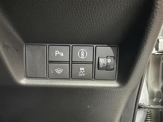 フィット ｅ：ＨＥＶリュクス　禁煙車　１０インチナビ　バックカメラ　フルセグテレビ　ホンダセンシング　ＥＴＣ　前後純正ドライブレコーダー電動パーキングブレーキ　オートホールド　純正フロアマット　純正１６インチアルミホイール（14枚目）