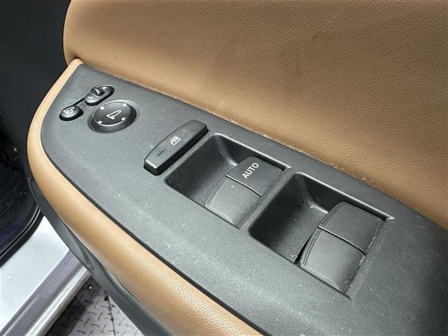 フィット ｅ：ＨＥＶリュクス　禁煙車　１０インチナビ　バックカメラ　フルセグテレビ　ホンダセンシング　ＥＴＣ　前後純正ドライブレコーダー電動パーキングブレーキ　オートホールド　純正フロアマット　純正１６インチアルミホイール（15枚目）