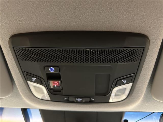 フィット ｅ：ＨＥＶリュクス　禁煙車　１０インチナビ　バックカメラ　フルセグテレビ　ホンダセンシング　ＥＴＣ　前後純正ドライブレコーダー電動パーキングブレーキ　オートホールド　純正フロアマット　純正１６インチアルミホイール（17枚目）