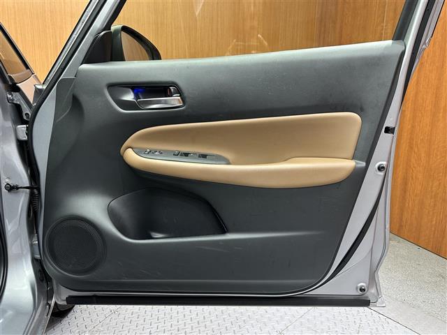 フィット ｅ：ＨＥＶリュクス　禁煙車　１０インチナビ　バックカメラ　フルセグテレビ　ホンダセンシング　ＥＴＣ　前後純正ドライブレコーダー電動パーキングブレーキ　オートホールド　純正フロアマット　純正１６インチアルミホイール（25枚目）