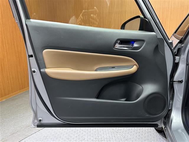 フィット ｅ：ＨＥＶリュクス　禁煙車　１０インチナビ　バックカメラ　フルセグテレビ　ホンダセンシング　ＥＴＣ　前後純正ドライブレコーダー電動パーキングブレーキ　オートホールド　純正フロアマット　純正１６インチアルミホイール（26枚目）