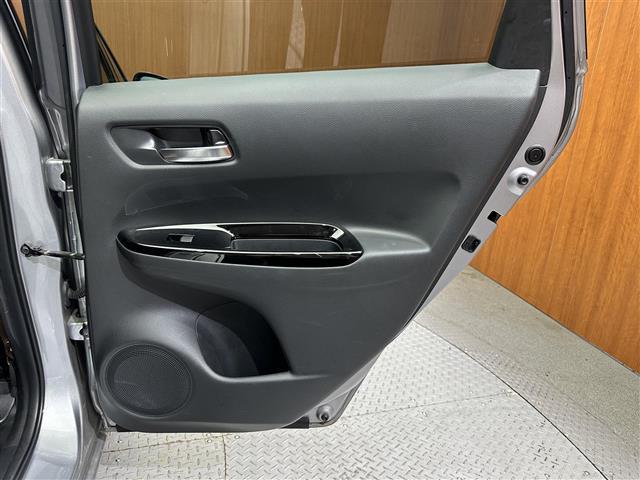 フィット ｅ：ＨＥＶリュクス　禁煙車　１０インチナビ　バックカメラ　フルセグテレビ　ホンダセンシング　ＥＴＣ　前後純正ドライブレコーダー電動パーキングブレーキ　オートホールド　純正フロアマット　純正１６インチアルミホイール（27枚目）