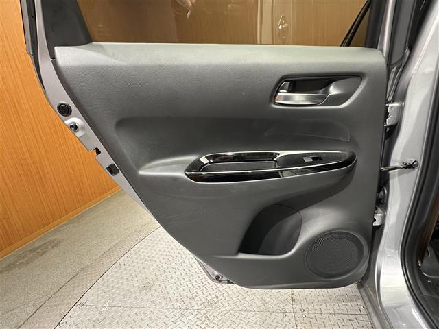 フィット ｅ：ＨＥＶリュクス　禁煙車　１０インチナビ　バックカメラ　フルセグテレビ　ホンダセンシング　ＥＴＣ　前後純正ドライブレコーダー電動パーキングブレーキ　オートホールド　純正フロアマット　純正１６インチアルミホイール（28枚目）