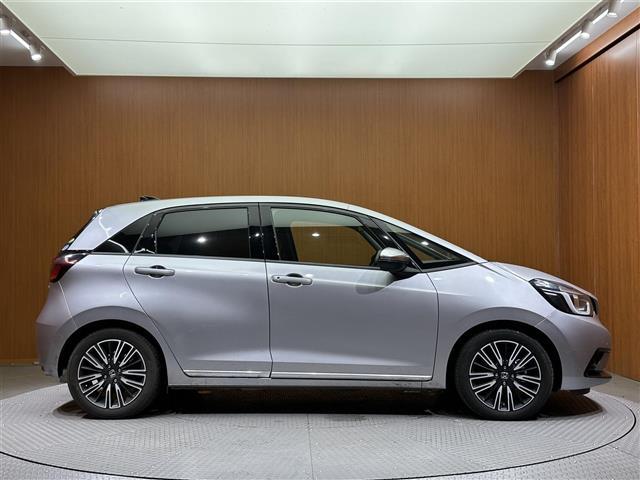 フィット ｅ：ＨＥＶリュクス　禁煙車　１０インチナビ　バックカメラ　フルセグテレビ　ホンダセンシング　ＥＴＣ　前後純正ドライブレコーダー電動パーキングブレーキ　オートホールド　純正フロアマット　純正１６インチアルミホイール（32枚目）
