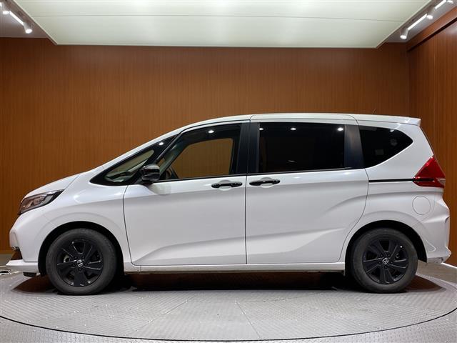 フリードハイブリッド ハイブリッド・Ｇブラックスタイル　純正ナビ　バックカメラ　フルセグテレビ　ＥＴＣ　ＬＥＤヘッドライト　両側パワースライドドア　スマートキー　前後ドライブレコーダー　純正フロアマット　純正アルミホイール　ホンダセンシング（32枚目）