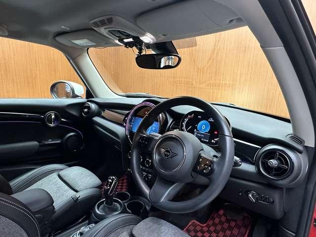 ＭＩＮＩ クーパーＤ　エッセンシャル・トリム　クルコン　半革　シートヒーター　ＣａｒＰｌａｙ　衝突軽減ブレーキ　ＬＥＤヘッドライト　レーンキープ　ＥＴＣ　ドラレコ（5枚目）