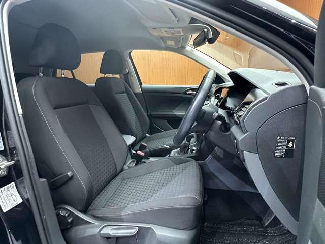 Ｔ－クロス ＴＳＩ　アクティブ　ＡＣＣ　ナビ　Ｄｉｓｃｏｖｅｒメディア　Ｂｌｕｅｔｏｏｔｈ接続　ＣａｒＰｌａｙ　　Ｂカメラ　衝突軽減Ｂ　ＬＥＤヘッドライト　プッシュスタート　スマートキー　ＥＴＣ　ブラックルーフレール　オートライト（6枚目）