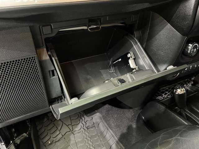 ジープ・ラングラーアンリミテッド 　ＳＤナビ　バックカメラ　フルセグＴＶ　ＣＤ　ＤＶＤ再生　サイドカメラ　クルーズコントロール　黒革　シートヒーター　オートライト　ハロゲンヘッドライト　ＥＴＣ　純正１７インチＡＷ　横滑り防止（28枚目）