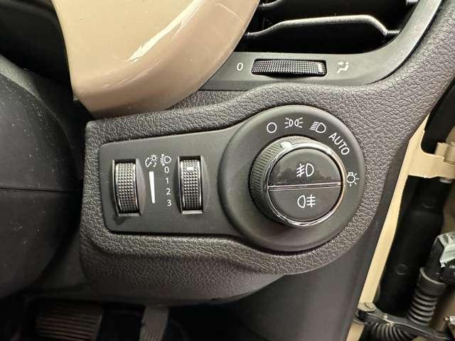 ５００Ｘ ラウンジ　限定車　ＡＣＣ　黒革シート　ディスプレイオーディオ　バックカメラ　Ｂｌｕｅｔｏｏｔｈ接続　オートライト　シートヒーター　電動シート　ＨＩＤヘッドライト　衝突軽減ブレーキ　ＢＳＭ　ＬＫＡ　ＥＴＣ　禁煙車（22枚目）