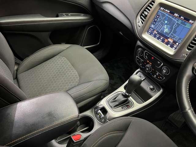 ジープ・コンパス ロンジチュード　クルーズコントロール　純正ナビ　地デジＴＶ　バックカメラ　Ｂｌｕｅｔｏｏｔｈ接続　スタートストップ　ブラックルーフ　プライバシーガラス　カラーインフォメーションディスプレイ　ＥＴＣ（12枚目）
