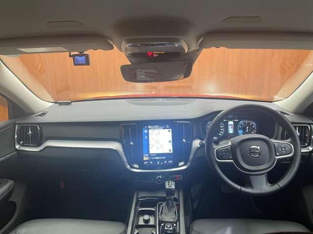 Ｖ６０ Ｔ５　モメンタム　１オーナー　純正ナビ　バックカメラ　ＡＣＣ　黒革　パワーシート　ＢＬＩＳ　自動駐車　レーンキーピングエイド　ＬＥＤヘッドライト　オートライト　電動リアゲート　ドライブレコーダー　ＥＴＣ（4枚目）