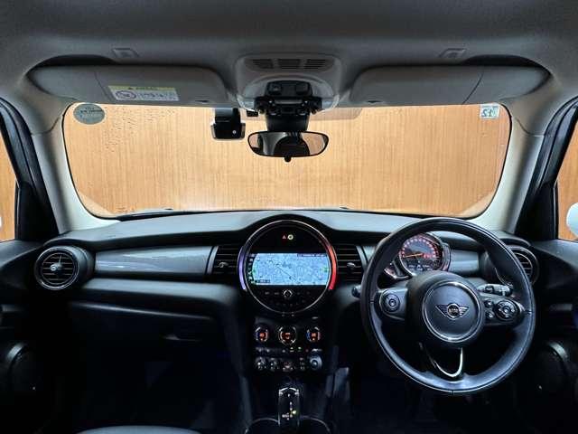 ＭＩＮＩ クーパーＤ　ストリートスタイル　黒革シート　専用アルミホイール　純正ナビ　バックカメラ　ＰＤＣ　コンフォートアクセス　シートヒーター　ペッパーＰＫＧ　ＬＥＤヘッドライト　ＥＴＣ（4枚目）