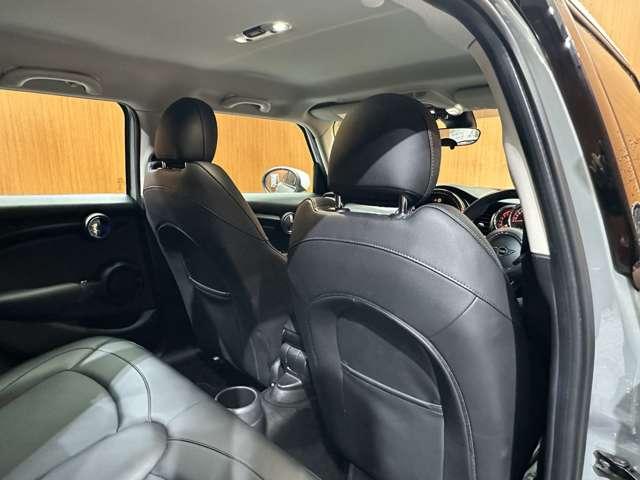 ＭＩＮＩ クーパーＤ　ストリートスタイル　黒革シート　専用アルミホイール　純正ナビ　バックカメラ　ＰＤＣ　コンフォートアクセス　シートヒーター　ペッパーＰＫＧ　ＬＥＤヘッドライト　ＥＴＣ（7枚目）