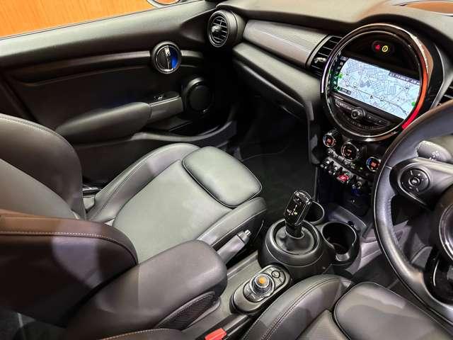 ＭＩＮＩ クーパーＤ　ストリートスタイル　黒革シート　専用アルミホイール　純正ナビ　バックカメラ　ＰＤＣ　コンフォートアクセス　シートヒーター　ペッパーＰＫＧ　ＬＥＤヘッドライト　ＥＴＣ（13枚目）