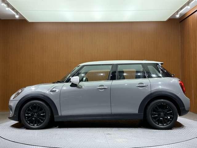 ＭＩＮＩ クーパーＤ　ストリートスタイル　黒革シート　専用アルミホイール　純正ナビ　バックカメラ　ＰＤＣ　コンフォートアクセス　シートヒーター　ペッパーＰＫＧ　ＬＥＤヘッドライト　ＥＴＣ（45枚目）