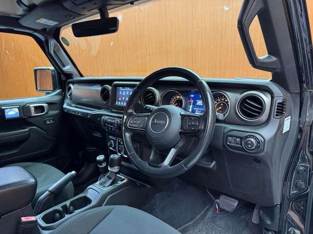 ジープ・ラングラーアンリミテッド スポーツ クルーズコントロール ディスプレイオーディオ CarPlay Bluetooth接続 サイドカメラ バックカメラ プッシュスタート スマートキー オートライト パークアシスト ETC 禁煙車(5枚目)