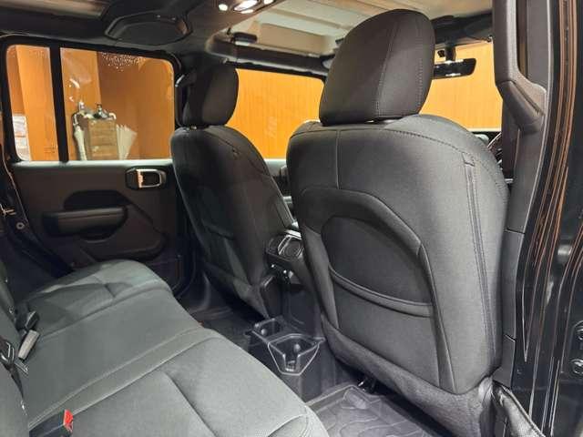 ジープ・ラングラーアンリミテッド スポーツ クルーズコントロール ディスプレイオーディオ CarPlay Bluetooth接続 サイドカメラ バックカメラ プッシュスタート スマートキー オートライト パークアシスト ETC 禁煙車(7枚目)