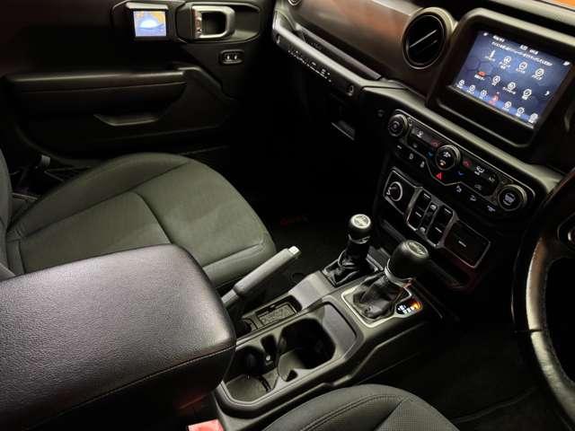 ジープ・ラングラーアンリミテッド スポーツ クルーズコントロール ディスプレイオーディオ CarPlay Bluetooth接続 サイドカメラ バックカメラ プッシュスタート スマートキー オートライト パークアシスト ETC 禁煙車(12枚目)