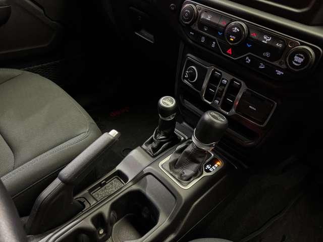 ジープ・ラングラーアンリミテッド スポーツ クルーズコントロール ディスプレイオーディオ CarPlay Bluetooth接続 サイドカメラ バックカメラ プッシュスタート スマートキー オートライト パークアシスト ETC 禁煙車(14枚目)