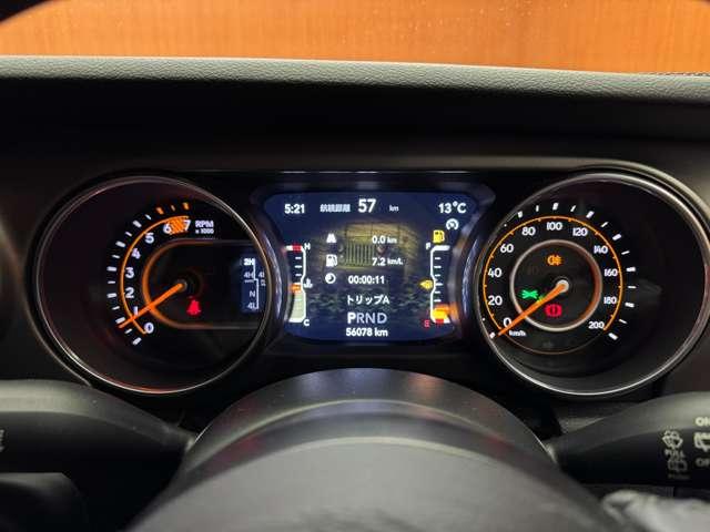 ジープ・ラングラーアンリミテッド スポーツ クルーズコントロール ディスプレイオーディオ CarPlay Bluetooth接続 サイドカメラ バックカメラ プッシュスタート スマートキー オートライト パークアシスト ETC 禁煙車(18枚目)