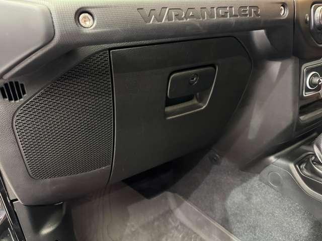 ジープ・ラングラーアンリミテッド スポーツ クルーズコントロール ディスプレイオーディオ CarPlay Bluetooth接続 サイドカメラ バックカメラ プッシュスタート スマートキー オートライト パークアシスト ETC 禁煙車(28枚目)