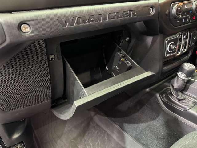 ジープ・ラングラーアンリミテッド スポーツ クルーズコントロール ディスプレイオーディオ CarPlay Bluetooth接続 サイドカメラ バックカメラ プッシュスタート スマートキー オートライト パークアシスト ETC 禁煙車(29枚目)