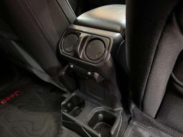 ジープ・ラングラーアンリミテッド スポーツ クルーズコントロール ディスプレイオーディオ CarPlay Bluetooth接続 サイドカメラ バックカメラ プッシュスタート スマートキー オートライト パークアシスト ETC 禁煙車(32枚目)
