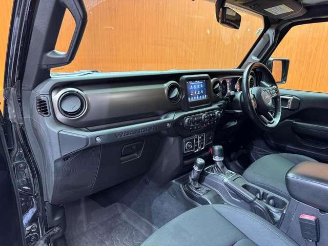 ジープ・ラングラーアンリミテッド スポーツ クルーズコントロール ディスプレイオーディオ CarPlay Bluetooth接続 サイドカメラ バックカメラ プッシュスタート スマートキー オートライト パークアシスト ETC 禁煙車(33枚目)