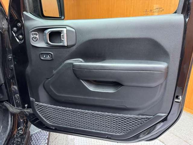 ジープ・ラングラーアンリミテッド スポーツ クルーズコントロール ディスプレイオーディオ CarPlay Bluetooth接続 サイドカメラ バックカメラ プッシュスタート スマートキー オートライト パークアシスト ETC 禁煙車(37枚目)