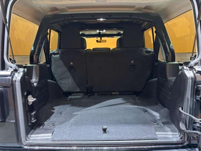 ジープ・ラングラーアンリミテッド スポーツ クルーズコントロール ディスプレイオーディオ CarPlay Bluetooth接続 サイドカメラ バックカメラ プッシュスタート スマートキー オートライト パークアシスト ETC 禁煙車(41枚目)