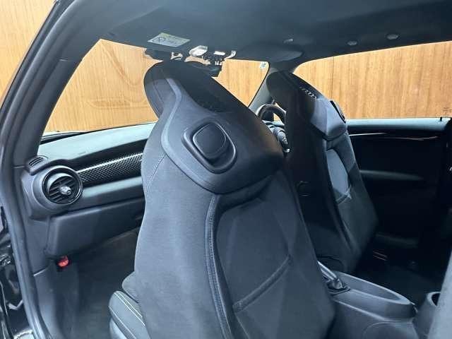 ＭＩＮＩ ジョンクーパーワークス　６速ＭＴ　クルーズコントロール　ヘッドアップディスプレイ　ナビ　Ｂカメラ　Ｂｌｕｅｔｏｏｔｈ接続　リアＰＤＣ　　ＬＥＤヘッドライト　エクステリアミラーＰＫＧ　１８インチＡＷ　ミラー内蔵ＥＴＣ　ドラレコ（32枚目）