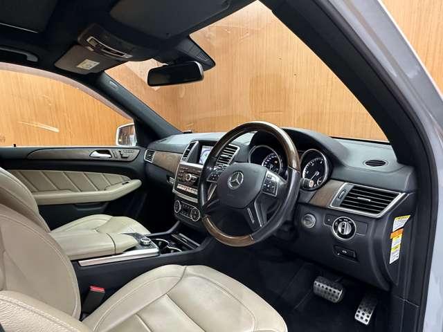 ＧＬクラス ＧＬ３５０　ブルテク４マチックレザーエクスクルシブＰ　パノラマＳＲ　白革シート　ディストロニックプラス　ナビ　ＴＶ　３６０°カメラ　電動リアゲート　パワーシート　シートＨ　　キーレスゴー　　レーンアシスト　ブラインドスポット　ＥＴＣ　レーダーセーフティＰ（5枚目）