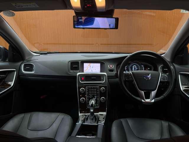 Ｖ６０ Ｄ４　クラシック　サンルーフ　純正ナビ　バックカメラ　ＰＤＣ　ＡＣＣ　ＢＬＩＳ　黒革　シートヒーター　パワーシート　キセノンヘッドライト　オートライト　ＥＴＣ　レーンキーピングエイド　アイドリングストップ（4枚目）