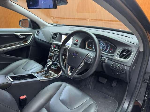 Ｖ６０ Ｄ４　クラシック　サンルーフ　純正ナビ　バックカメラ　ＰＤＣ　ＡＣＣ　ＢＬＩＳ　黒革　シートヒーター　パワーシート　キセノンヘッドライト　オートライト　ＥＴＣ　レーンキーピングエイド　アイドリングストップ（5枚目）