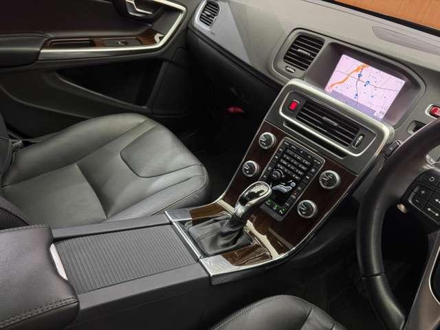 Ｖ６０ Ｄ４　クラシック　サンルーフ　純正ナビ　バックカメラ　ＰＤＣ　ＡＣＣ　ＢＬＩＳ　黒革　シートヒーター　パワーシート　キセノンヘッドライト　オートライト　ＥＴＣ　レーンキーピングエイド　アイドリングストップ（14枚目）