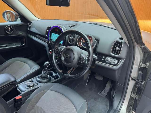ＭＩＮＩ クーパーＤ　クロスオーバー　ＡＣＣ　純正ナビ　バックカメラ　リアＰＤＣ　衝突軽減Ｂ　Ｂｌｕｅｔｏｏｔｈ　ＬＥＤヘッドライト　オートライト　ＥＴＣ　純正１７インチＡＷ　横滑り防止機能　アイドリングストップ　電動リアゲート（5枚目）