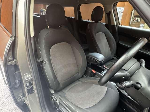 ＭＩＮＩ クーパーＤ　クロスオーバー　ＡＣＣ　純正ナビ　バックカメラ　リアＰＤＣ　衝突軽減Ｂ　Ｂｌｕｅｔｏｏｔｈ　ＬＥＤヘッドライト　オートライト　ＥＴＣ　純正１７インチＡＷ　横滑り防止機能　アイドリングストップ　電動リアゲート（6枚目）