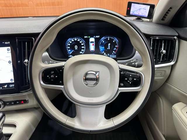 V90 D4 モメンタム ACC 白革シート 純正ナビ TV 360°Bluetooth接続 電動シート シートヒーター パークアシスト 電動リアゲート LEDヘッドライト 衝突軽減ブレーキ BLIS LKA ETC 禁煙車(17枚目)
