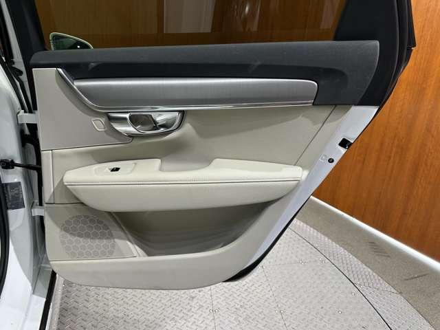 V90 D4 モメンタム ACC 白革シート 純正ナビ TV 360°Bluetooth接続 電動シート シートヒーター パークアシスト 電動リアゲート LEDヘッドライト 衝突軽減ブレーキ BLIS LKA ETC 禁煙車(41枚目)