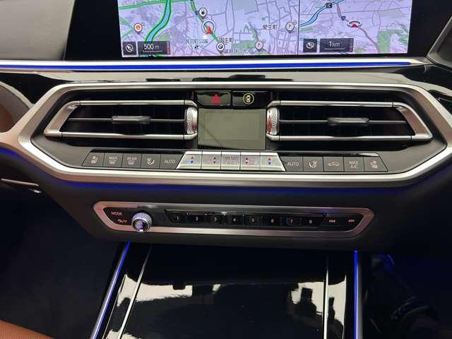 X7 xDrive 35d Mスポーツ サンルーフ 2列目コンフォートシート リアエンターテイメント harmankardon OP22インチAW 茶革シート シートヒーター ベンチレーション 電動リアゲート パーキングアシストプラス(17枚目)